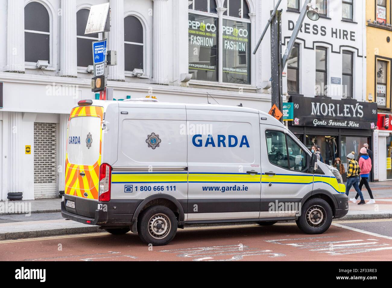 Garda (polizia irlandese) van parcheggiato nel centro di Cork, Irlanda. Foto Stock