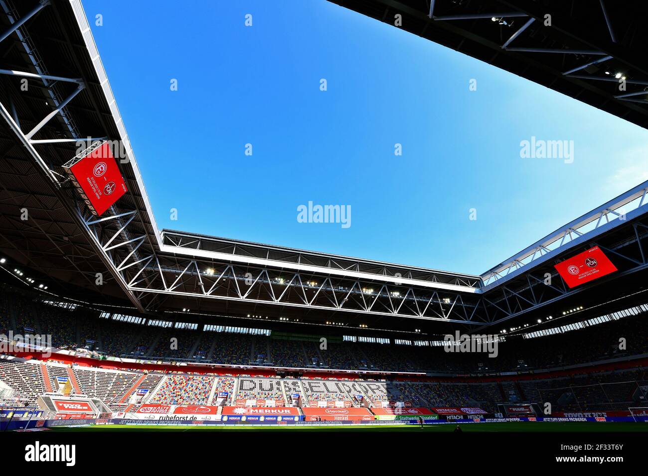 Düsseldorf scritta su una sezione soleggiata della tribuna vuota della Merkur-Spiel-Arena. Düsseldorf, Renania Settentrionale-Vestfalia, Germania Foto Stock