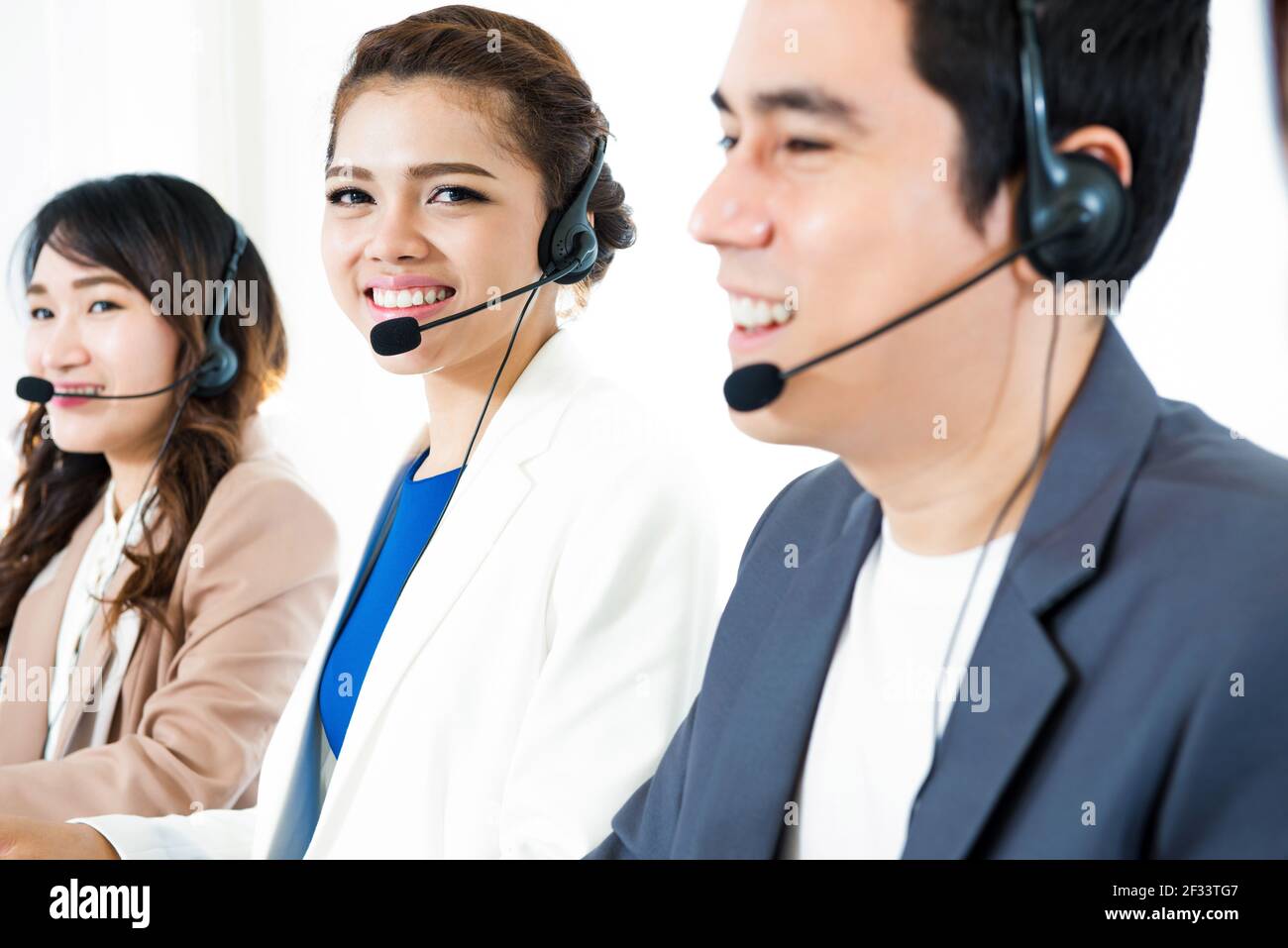 Call center (operatore o telemarketer) team - concetto di telemarketing e servizio clienti Foto Stock