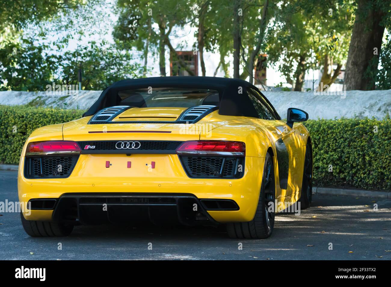Audi R8 giallo auto sportiva di lusso parcheggiata all'aperto mostrando posteriore o sul retro del veicolo con il logo Foto Stock