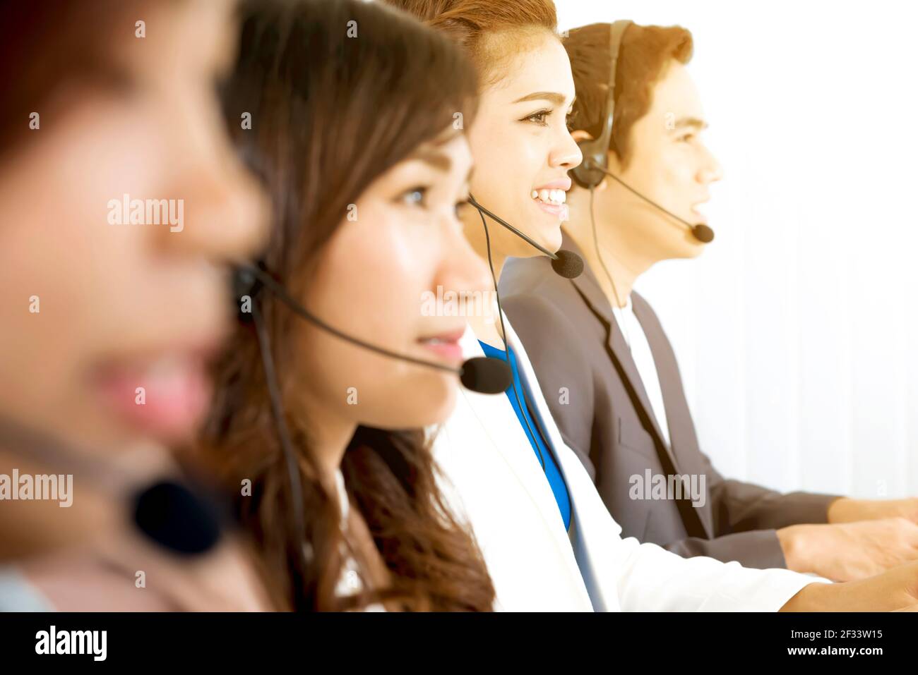 Team di call center (o telemarketer) Foto Stock