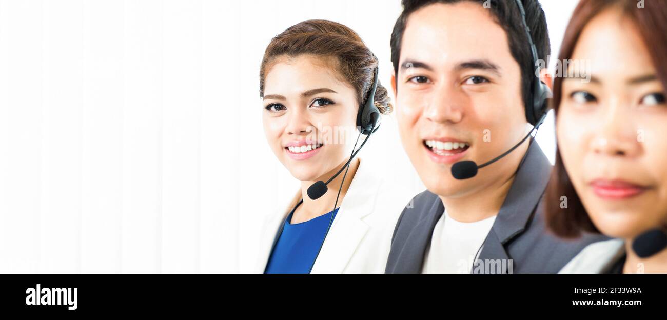 Team del call center asiatico (telemarketer) - banner panoramico con sfondo spazio di copia Foto Stock