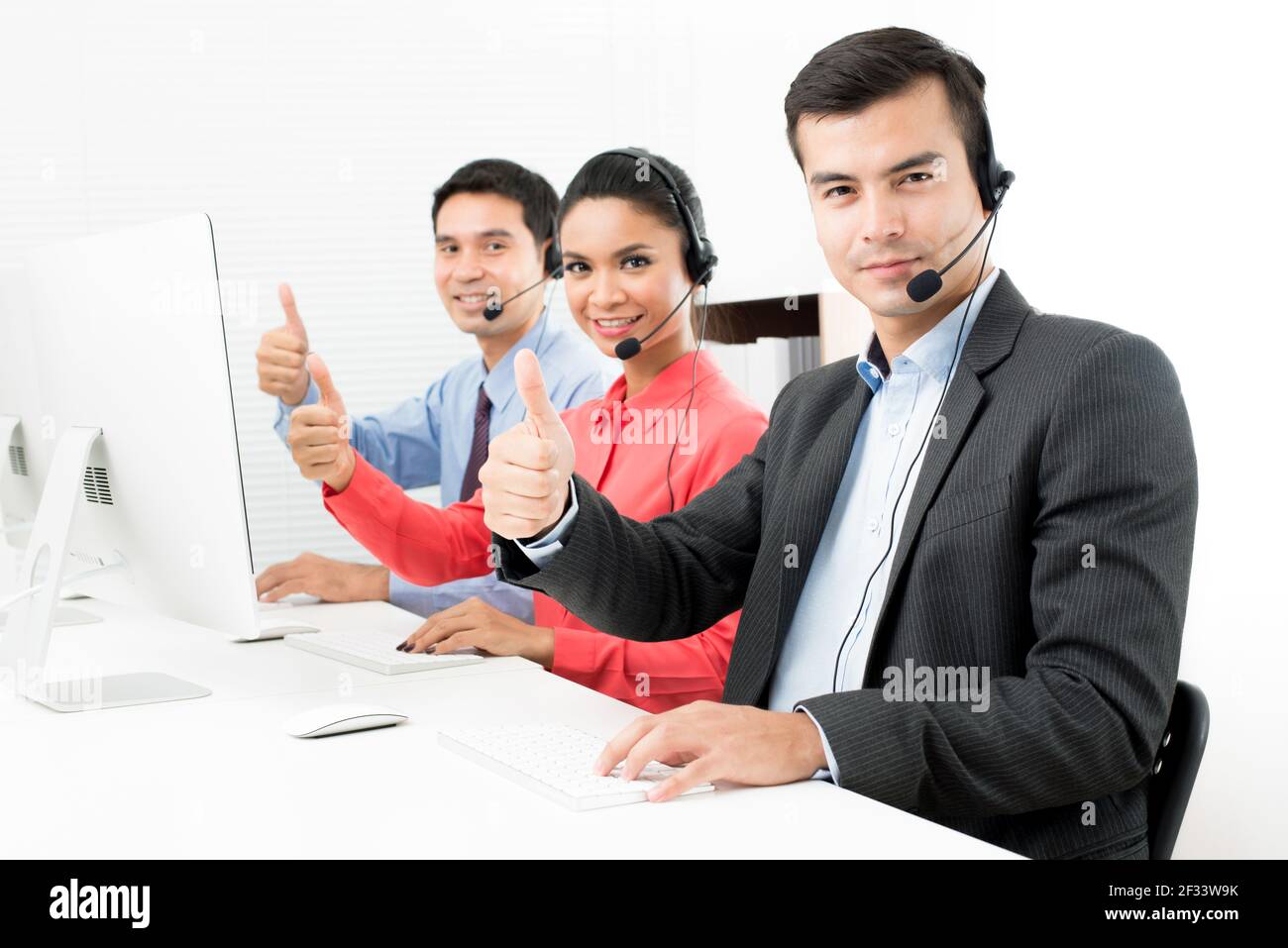 Il team del call center (o telemarketer) dà i pollici Foto Stock