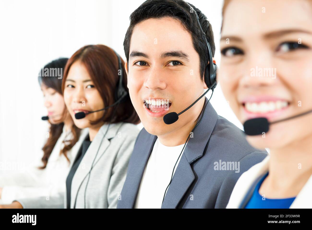 Team del call center asiatico (telemarketer) Foto Stock