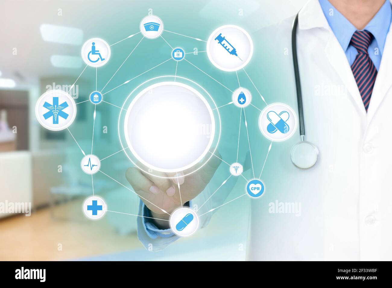 La mano del medico tocca la rete medica sullo schermo virtuale con vuoto spazio al centro Foto Stock