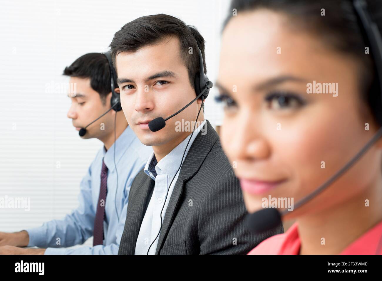 Team di call center (o telemarketer) Foto Stock