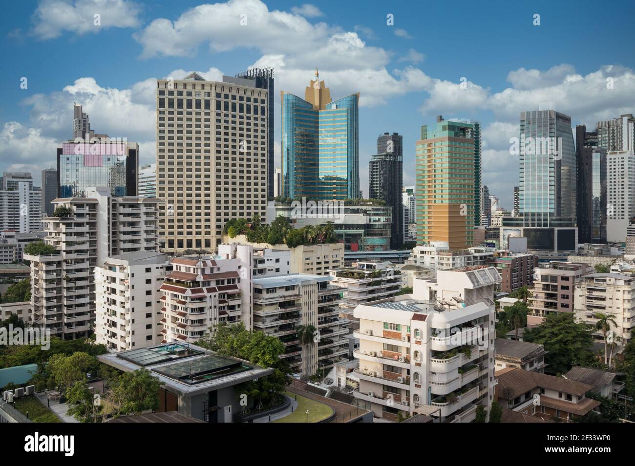 Skyline di Bangkok in Sukhumvit Road Foto Stock