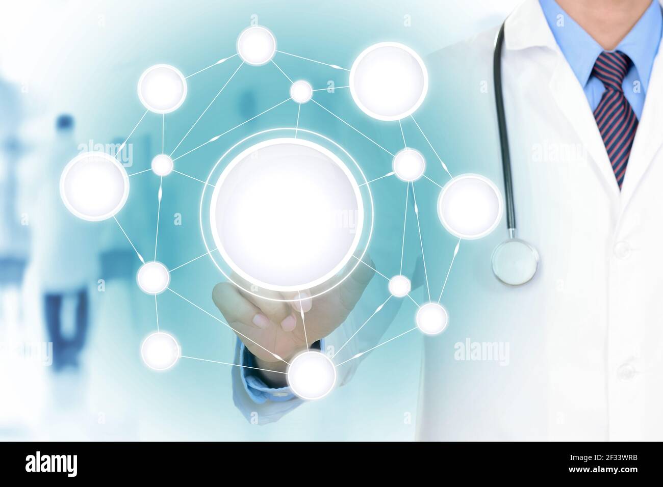 La mano del medico tocca la rete vuota sullo schermo virtuale - medico concetto di fondo Foto Stock