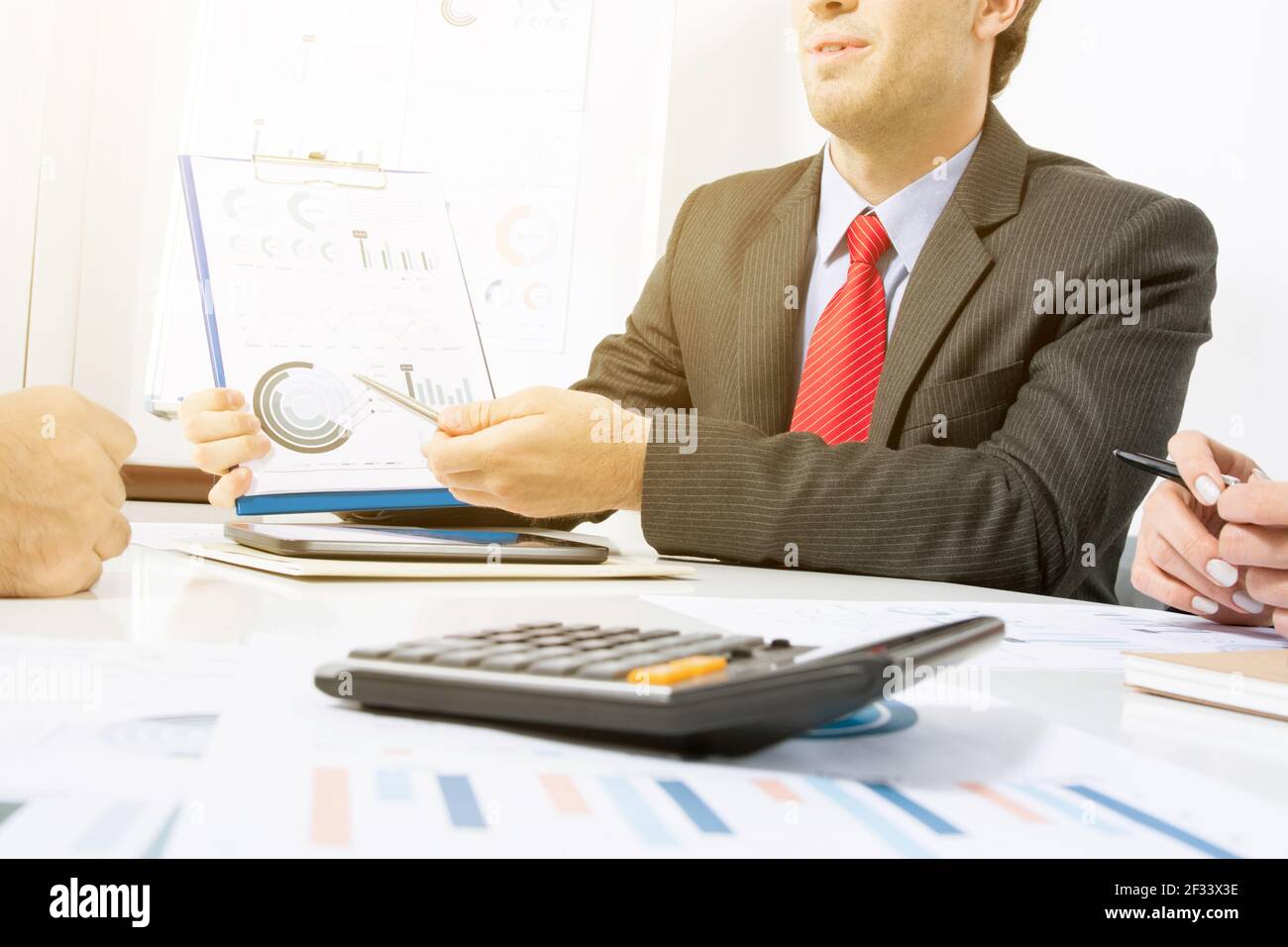 Uomo d'affari che presenta grafici nella riunione Foto Stock