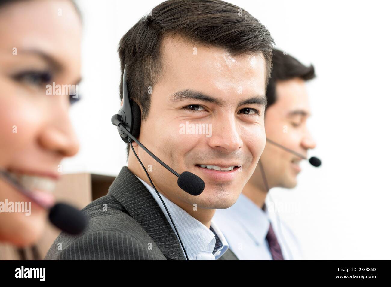Sorridente personale del call center che lavora in ufficio Foto Stock