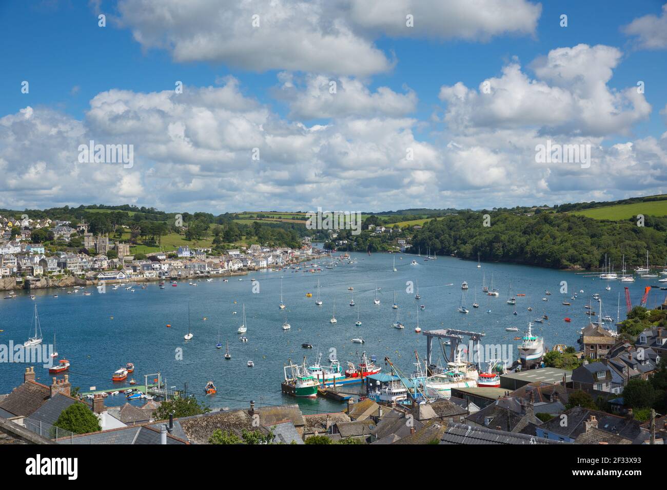 Fowey costa città Cornovaglia Inghilterra con barche sul fiume Inghilterra regno unito Foto Stock