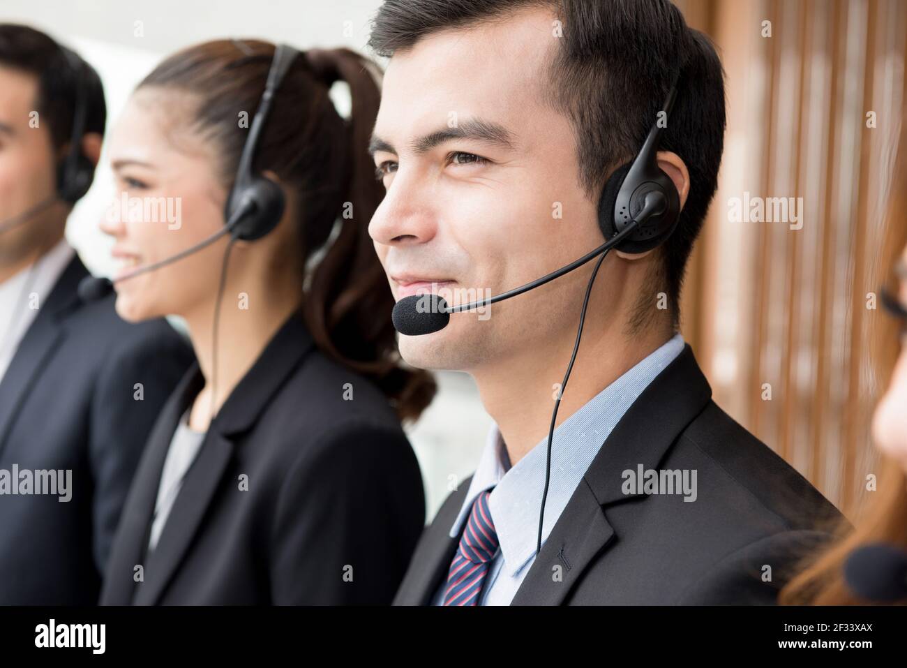 Team sorridente del call center (o telemarketer) Foto Stock
