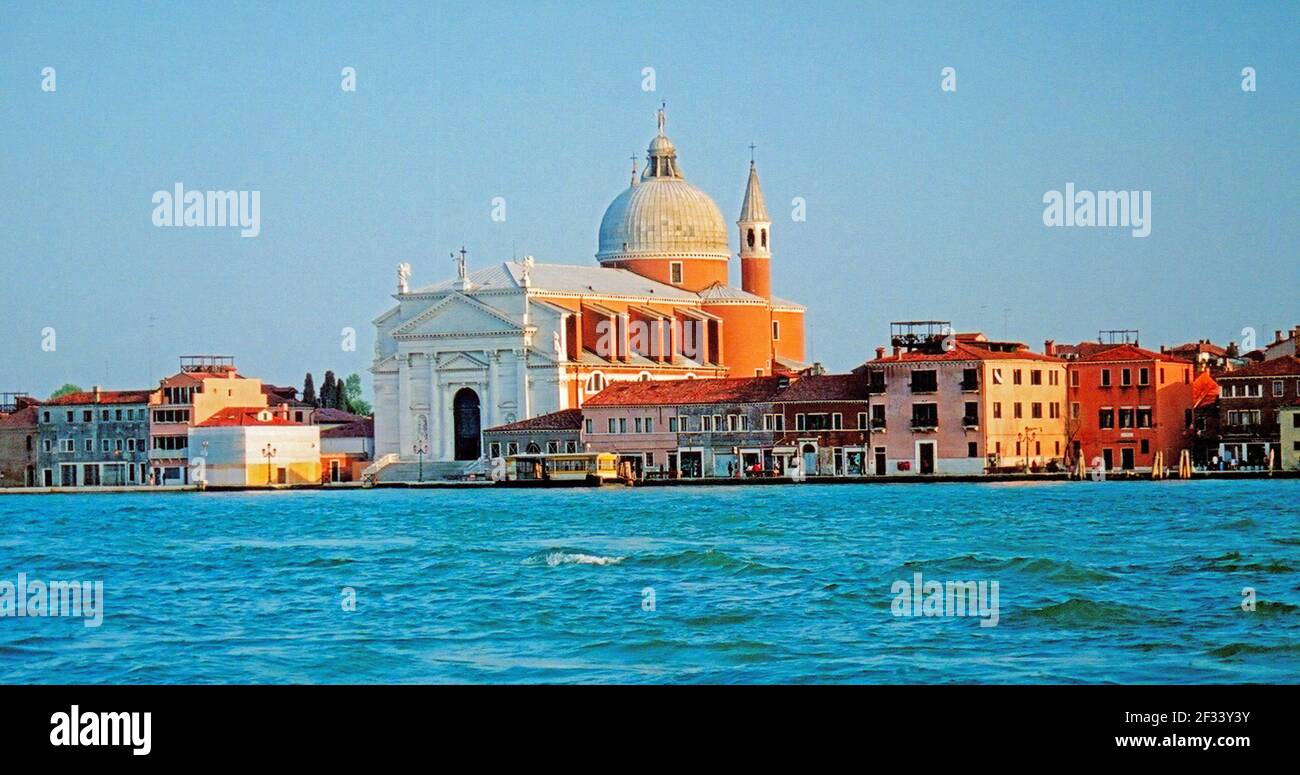 Canal Grande con la Basilica di Santa Maria della Salute a Venezia, Italia Foto Stock