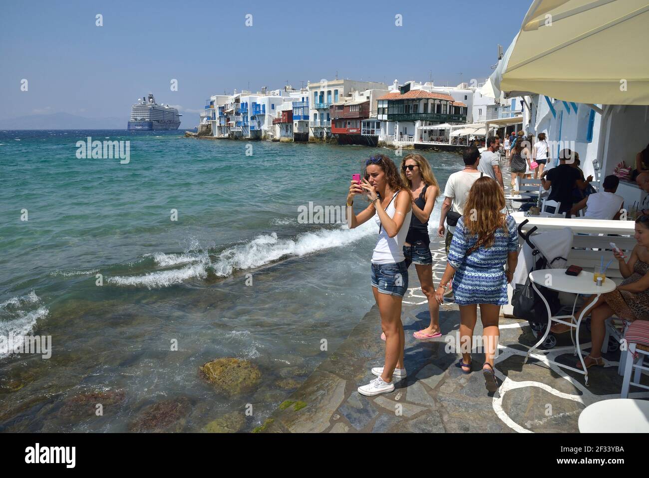 Geografia / viaggio, Grecia, turisti a Little-Venice, Chora o Mykonos-Stadt, Mykonos, CICLADI, Additional-Rights-Clearance-Info-non-disponibile Foto Stock
