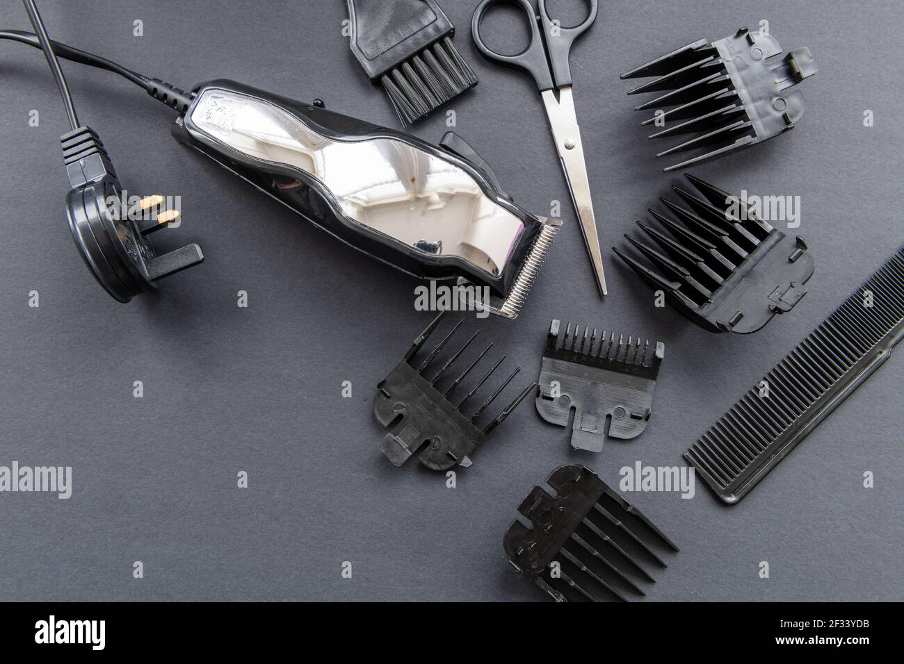Immagine isolata di alcune attrezzature per la medicazione dei capelli su sfondo scuro. Foto Stock Immagine isolata di alcune attrezzature per la medicazione dei capelli su sfondo scuro. Foto Stock