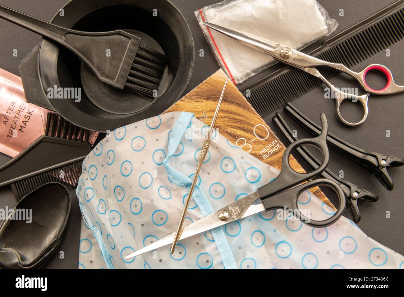 Immagine isolata di alcune attrezzature per la medicazione dei capelli e di una casa kit per colorazione capelli Foto Stock Immagine isolata di alcune attrezzature per la medicazione dei capelli e di una casa kit per colorazione capelli Foto Stock