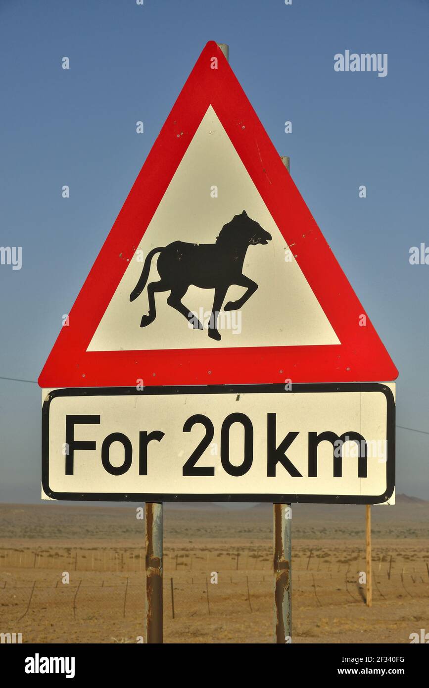 Geografia / viaggio, Namibia, segno 'Vorsicht Pferde' a da, regione di Kara, diritti aggiuntivi-clearance-Info-non-disponibile Foto Stock