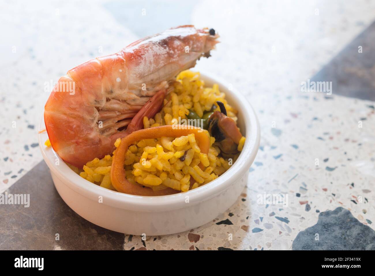 Paella cibo tipico spagnolo su fondo di granito Foto Stock