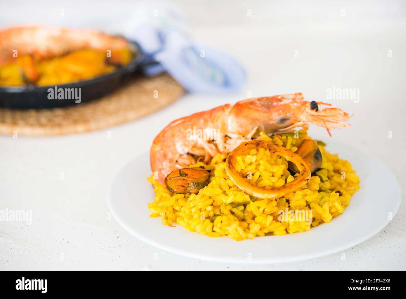 Paella cibo tipico spagnolo su fondo di granito Foto Stock