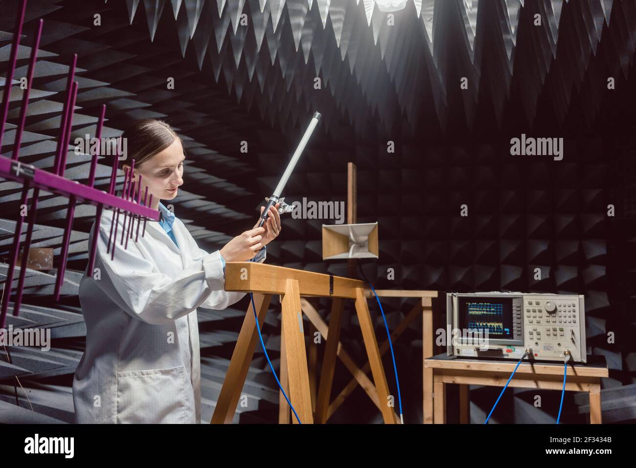 Ingegnere in laboratorio di elettronica che esegue test di conformità rf Foto Stock