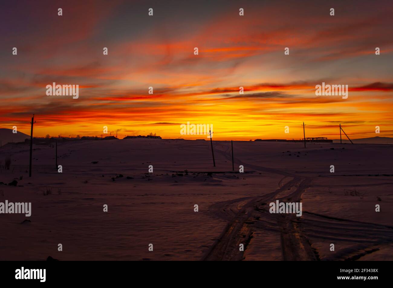 Bellissimo tramonto nel nord dell'Armenia in inverno Foto Stock