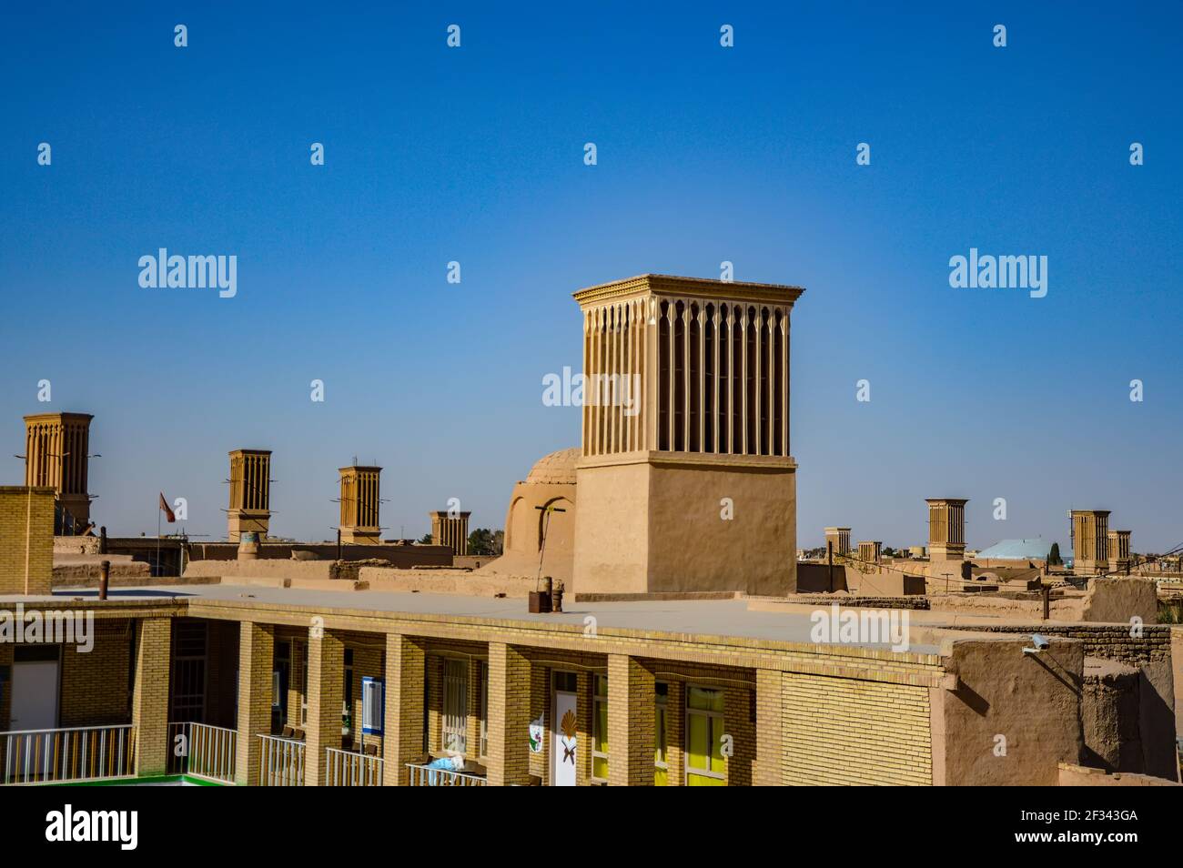 Yazd, Iran - 5 dicembre 2015: Il paesaggio urbano della città vecchia di Yazd con i relativi windcatchers tradizionali in Iran Foto Stock