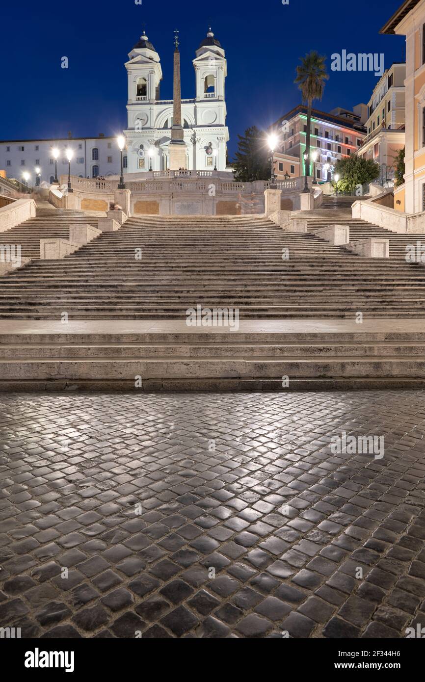 Piazza di Spagna di notte nella città di Roma, vista da Piazza di Spagna. Foto Stock