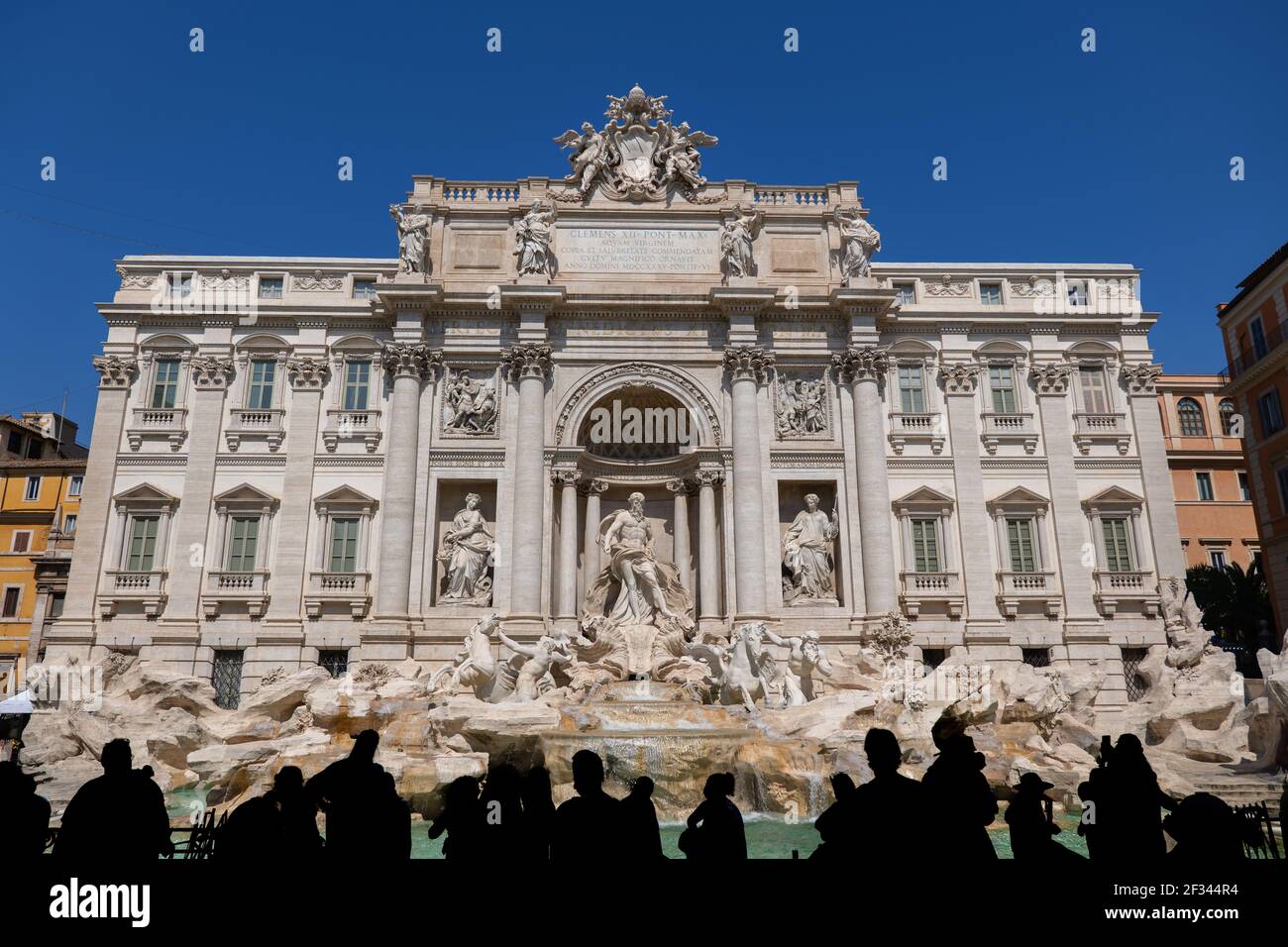 La Fontana di Trevi e la silhouette della gente nella città di Roma, in Italia, famoso monumento barocco del 18 ° secolo. Foto Stock