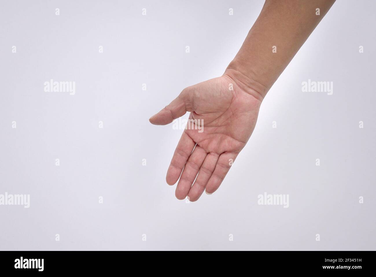 Mano maschile adulta che raggiunge il basso, palmo aperto per aiutare il gesto. Isolato su sfondo bianco. Foto Stock