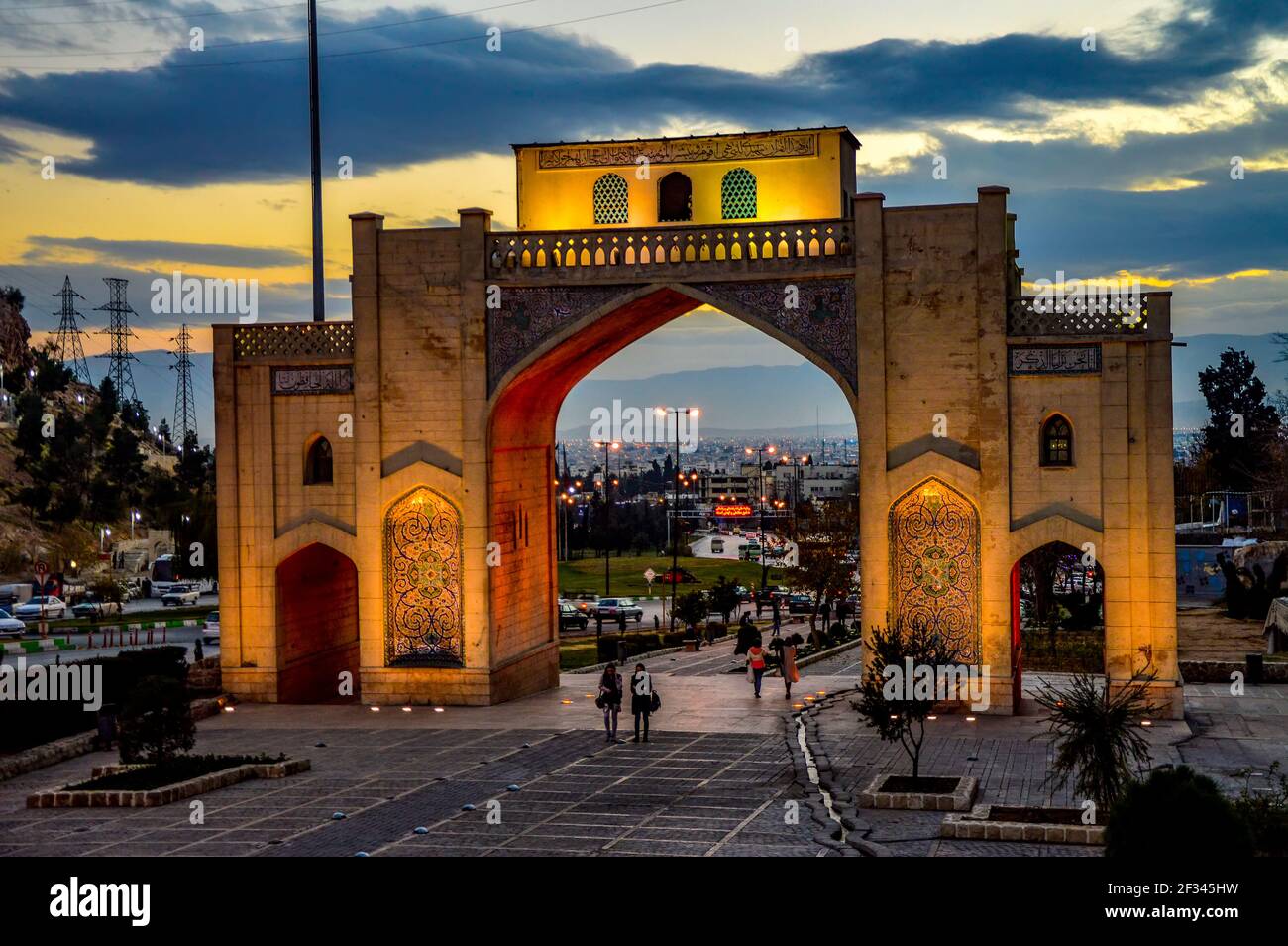 Shiraz, Iran - 14 dicembre 2015: La porta Qur'an, conosciuta anche come porta Shiraz, una porta storica che serviva come l'ingresso settentrionale di Shiraz Foto Stock