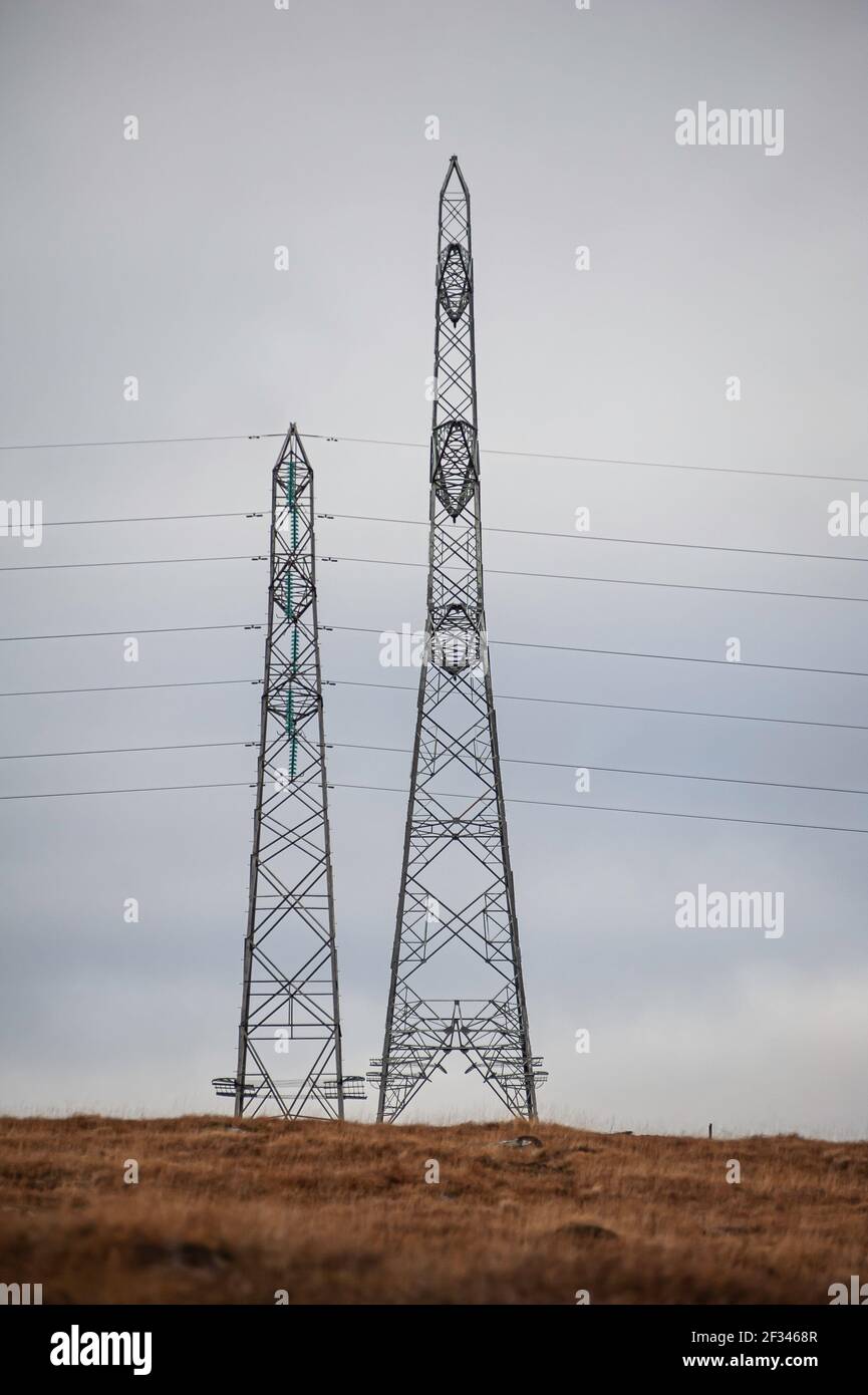 Mega Tall Pylons sulla griglia Nazionale tra Fort Augustus e Denny attraversa il Passo Coyrriarick nella regione delle Highland. Foto Stock