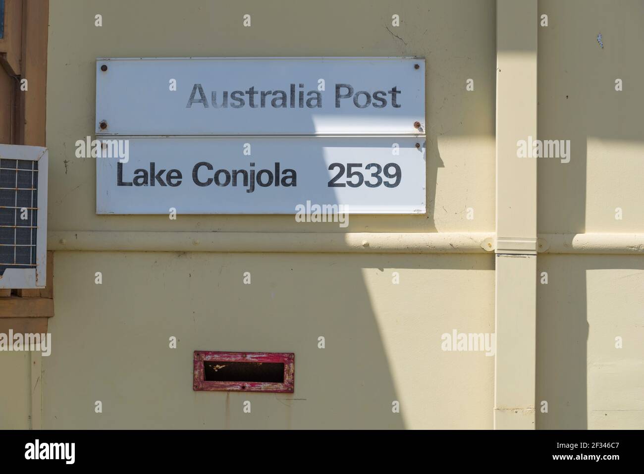 Un cartello sbiadito Australia Post fuori dal negozio generale e. Ufficio postale del Lago Conjola nel nuovo Galles del Sud Costa sud in Australia Foto Stock