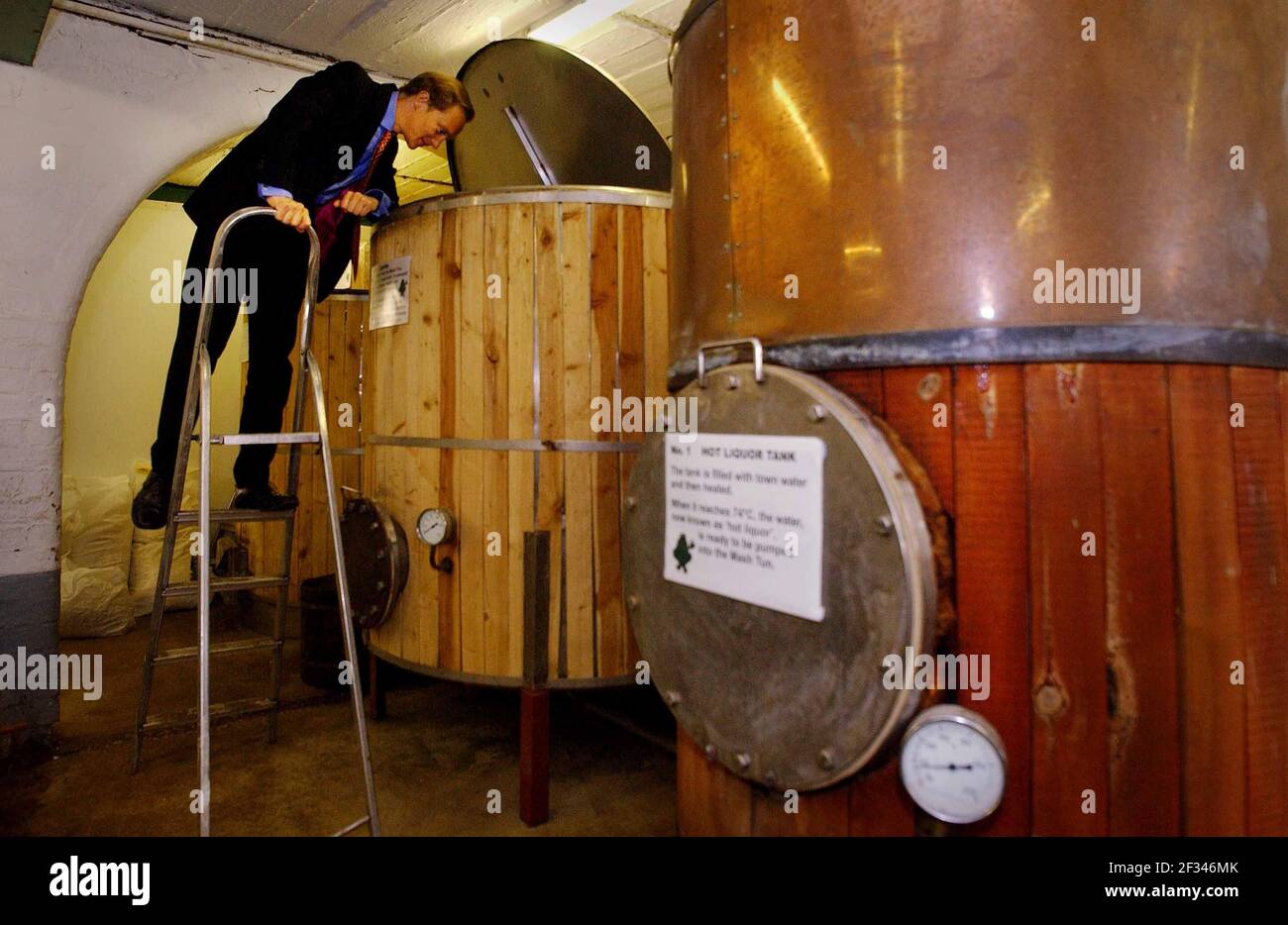 COME PARTE DEL PATRIMONIO INGLESE APERTO GIORNI, SIMON THURLEY, CHEIF EXEC DELL'ORGANIZZAZIONE GUARDA DIETRO LE QUINTE DELLA FROG ISLAND BREWERY A NORTHAMPTON, CHE INSIEME A MOLTI ALTRI LUOGHI INTERESSANTI NEL PAESE HA APERTO LE SUE PORTE AL PUBBLICO OGGI.5/9/02 PILSTON. Foto Stock