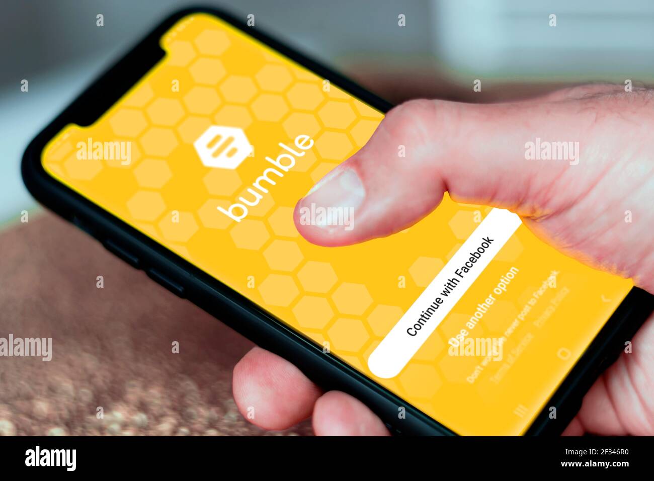Roma, Italia, 16 febbraio 2021: Mano con uno smartphone con la pagina di accesso dell'app di Bumble dating sullo schermo. Social media e relazioni virtuali. Adulto Foto Stock