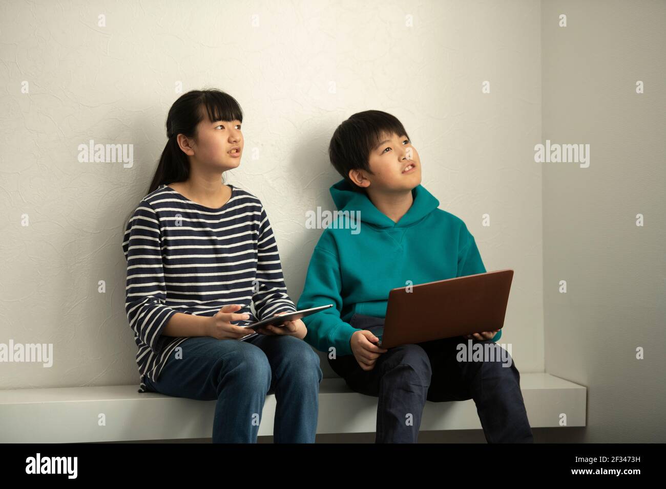ICT nell'istruzione - ragazza e ragazzo guardando lontano Foto Stock