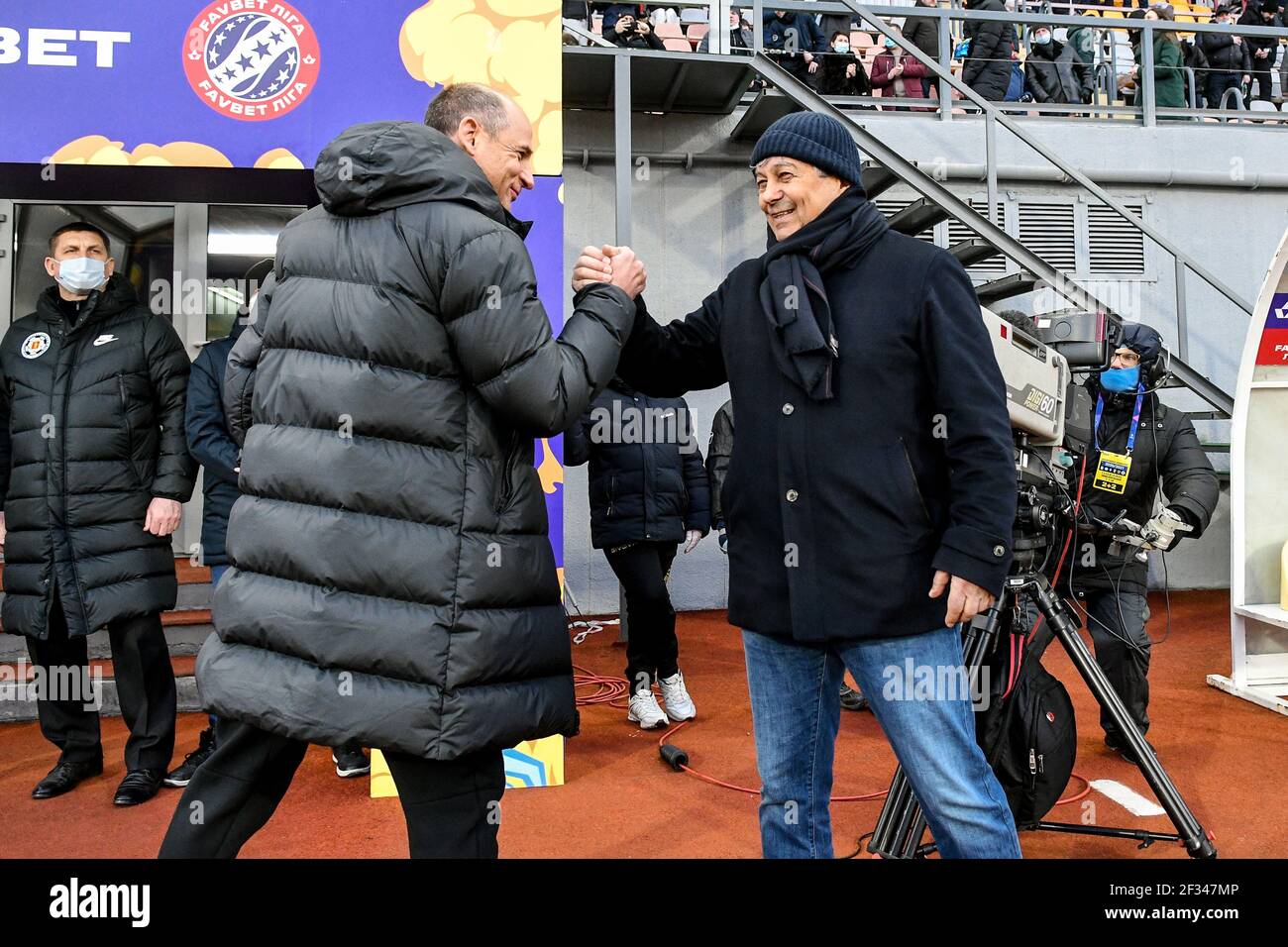 Non esclusivo: ZAPORIZHZHIA, UCRAINA - 14 MARZO 2021 - allenatore capo del FC Zorya Luhansk Viktor Skrypnyk (L) scuote le mani con allenatore capo del FC Dynamo K. Foto Stock