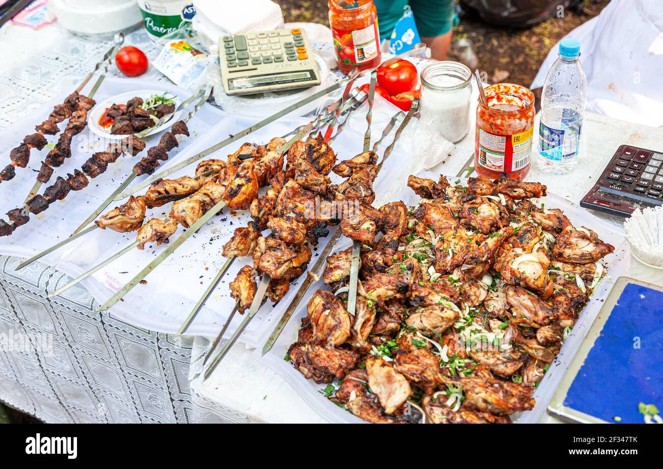 Samara, Russia - 28 maggio 2016: Commercio di strada in kebab di carne preparati di fresco durante le vacanze del Tatar Sabantuy Foto Stock