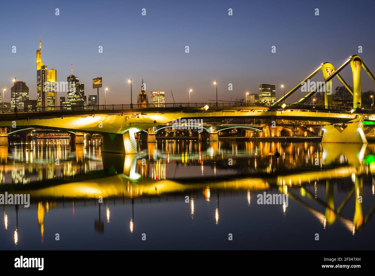 Geografia / viaggio, Germania, Assia, skyline, Floesserbruecke (Ponte mobile), Distretto bancario, Francoforte sul mai, Freedom-of-Panorama Foto Stock