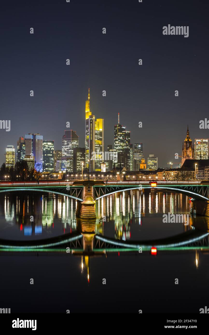 Geografia / viaggio, Germania, Assia, skyline, Ignaz-Bubis-Bruecke, Distretto bancario, Francoforte sul mai, Freedom-of-Panorama Foto Stock