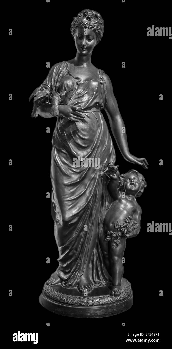 Antica statua neoclassica romana o greca di giovane donna isolata su sfondo nero. Scultura femminile Foto Stock