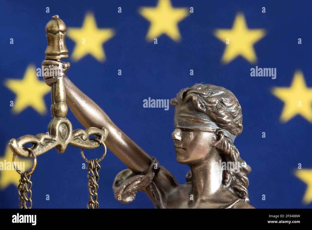 Bandiera dell'UE e statua di Lady Justice Foto Stock