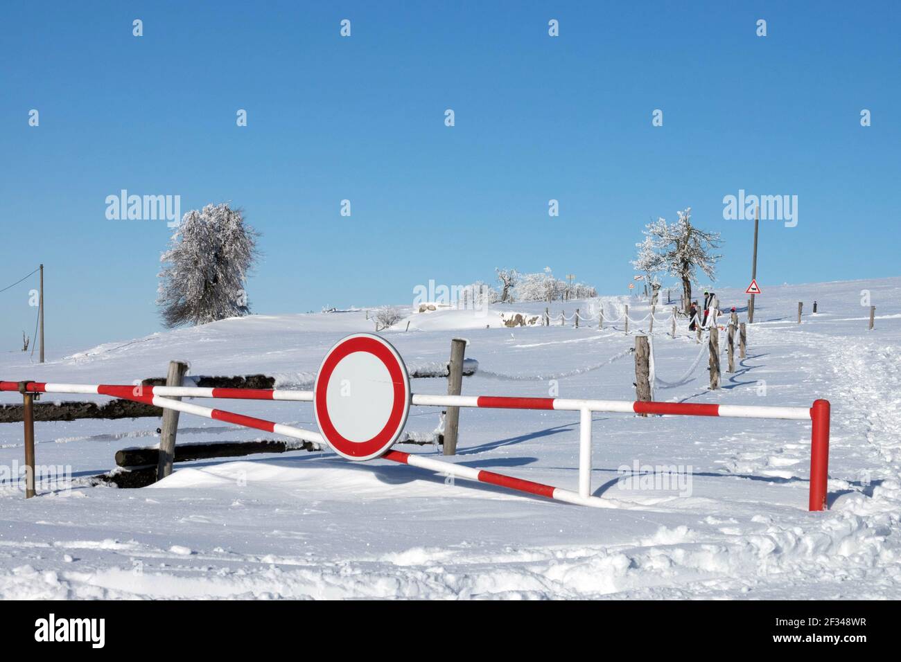 Strada coperta di neve segno Repubblica Ceca, paesaggio rurale strada Foto Stock