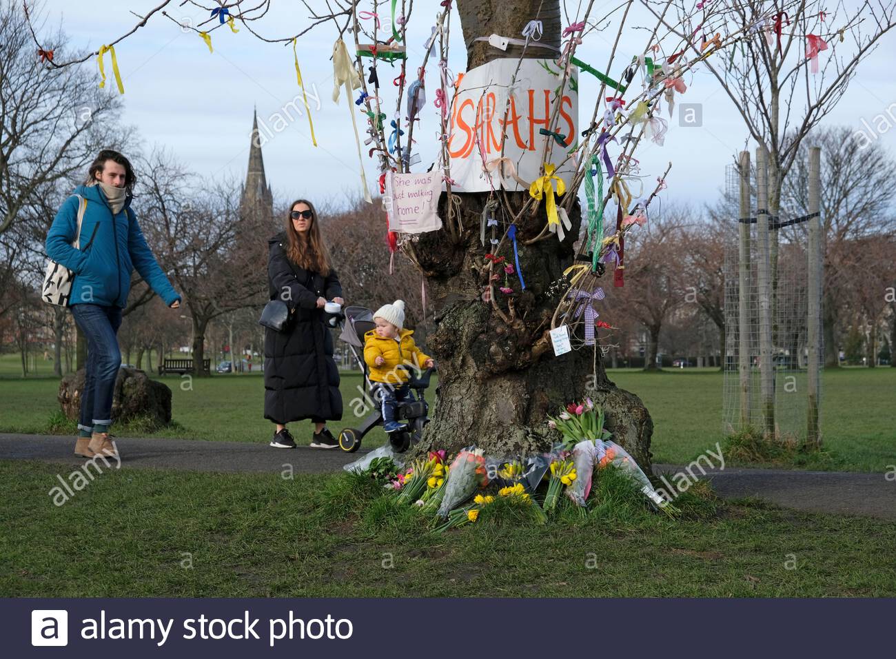 Edimburgo, Scozia, Regno Unito. 15 marzo 2021. Sarah Everard Memorial creato ieri ai Meadows con nastri e messaggi avvolti intorno a un vecchio albero. Credit: Craig Brown/Alamy Live News Foto Stock