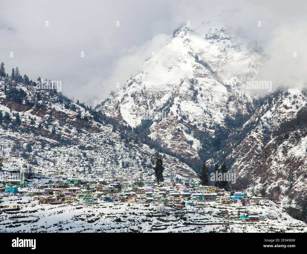 Vista invernale del villaggio di Urgam nell'Himalaya indiano vicino alla città di Joshimat, Uttarakhand, India Foto Stock