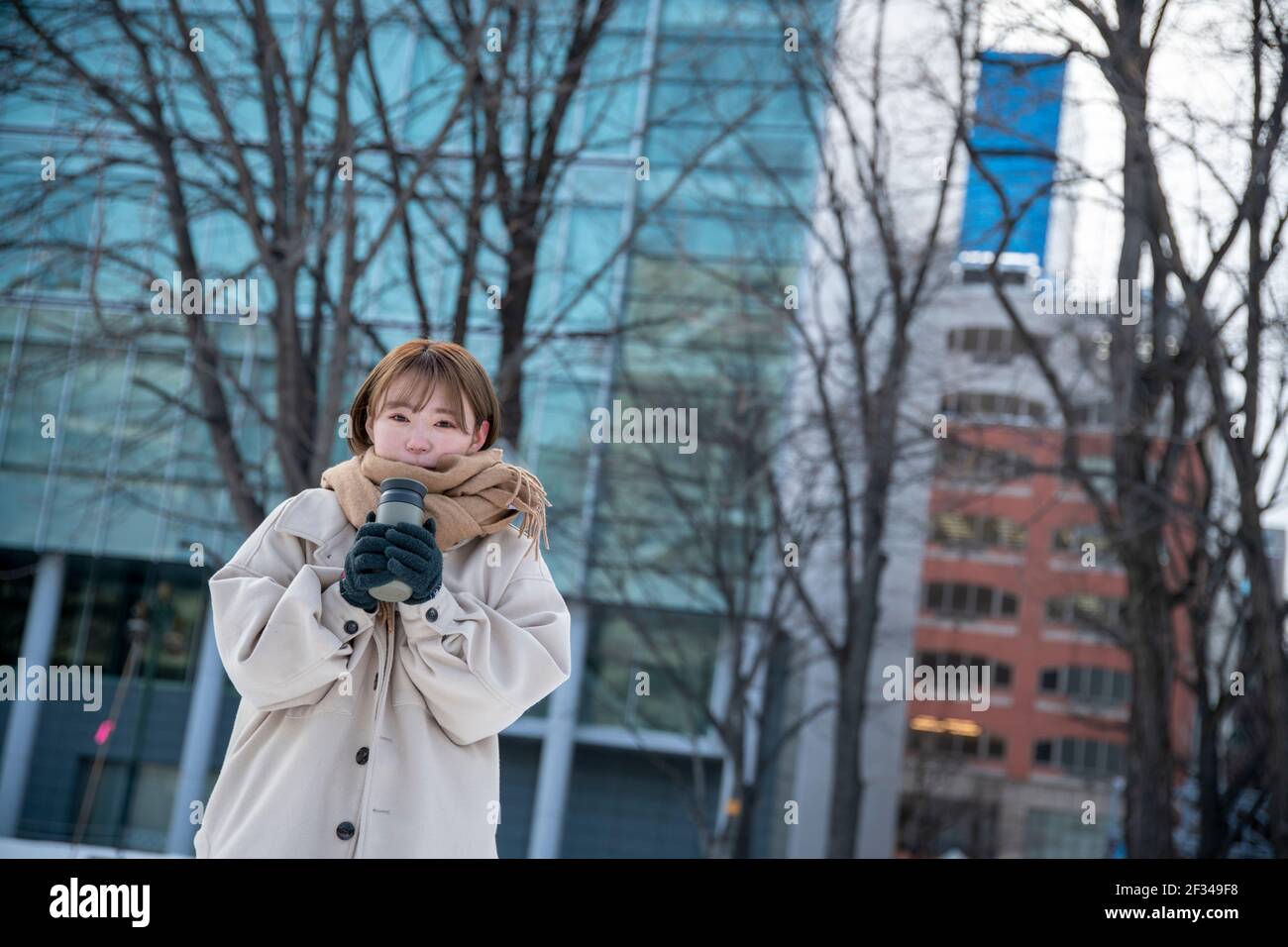 Donna che ha una bevanda calda Foto Stock