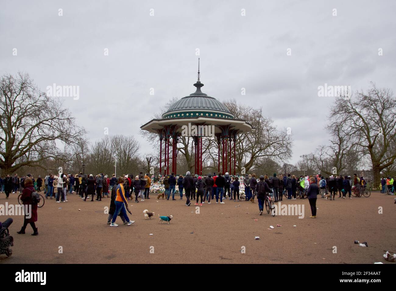 Folle di persone al Clapham Common Bandstand a rendere omaggio Sarah Everard Foto Stock