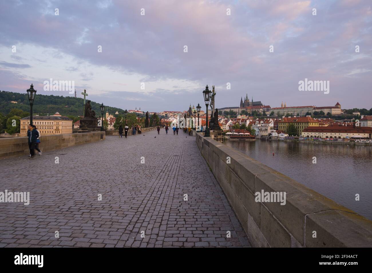 Geografia / viaggio, Czechia, Boemia, Ponte Carlo, dietro di esso della Cattedrale di San Vito, patrimonio culturale mondiale dell'UNESCO, Mala , libertà di Panorama Foto Stock