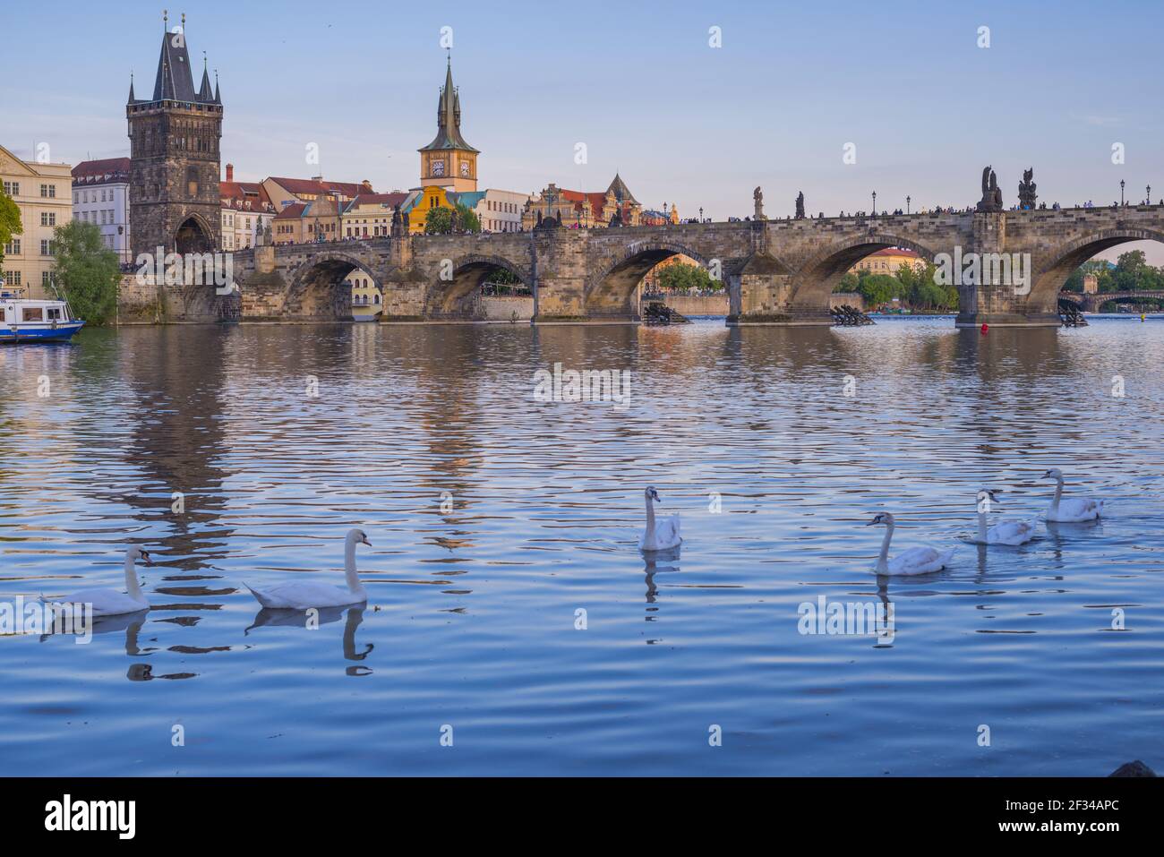 Geografia / viaggio, Czechia, Boemia, Moldava e Ponte Carlo, la torre del ponte della città vecchia, la torre dell'acqua del vecchio oversize, Praga, , Freedom-of-Panorama Foto Stock