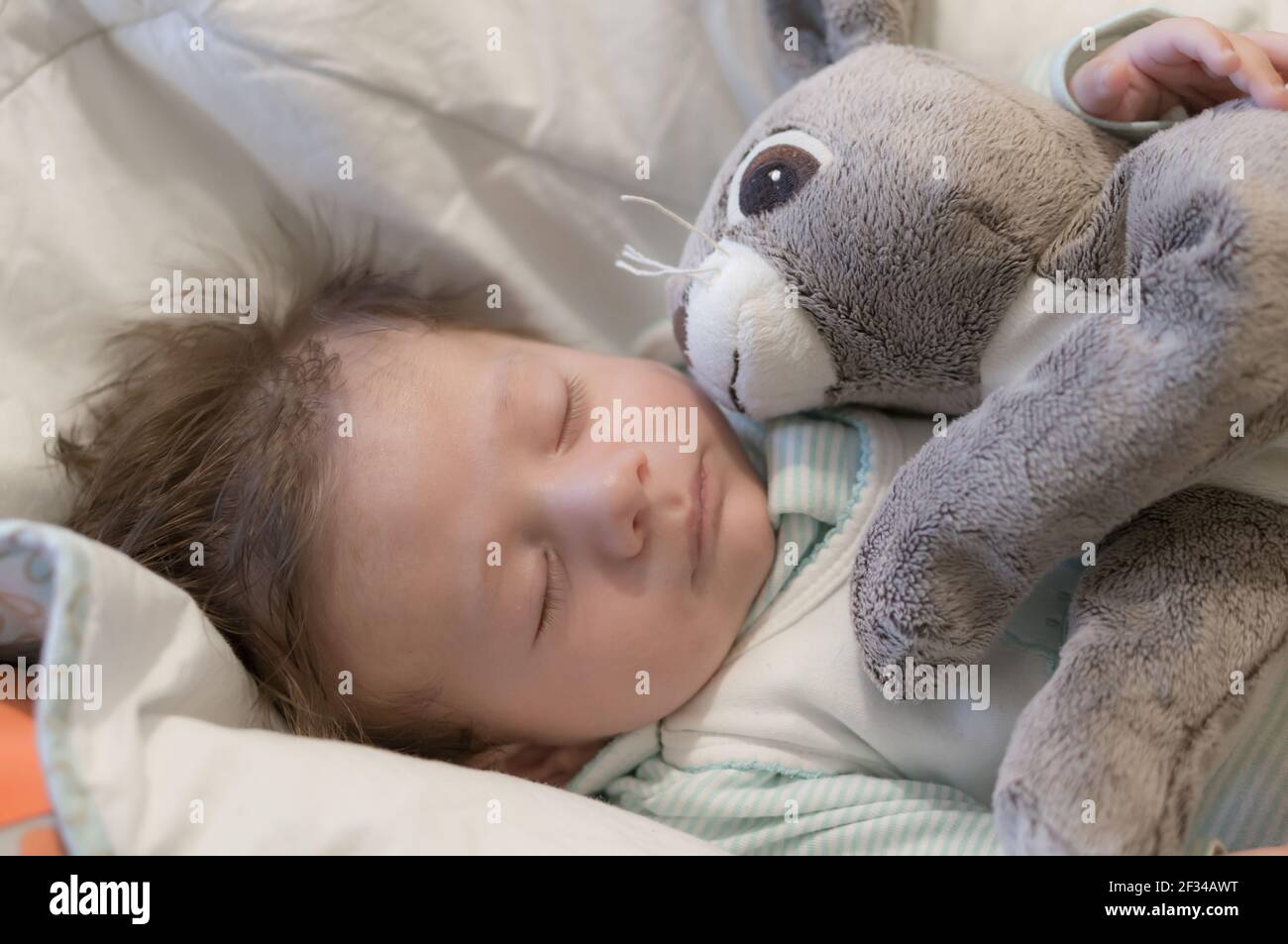 POZNAN, POLONIA - Set 23, 2017: Neonato bambino addormentato che tiene un  coniglio peluche Ikea in morbido fuoco Foto stock - Alamy