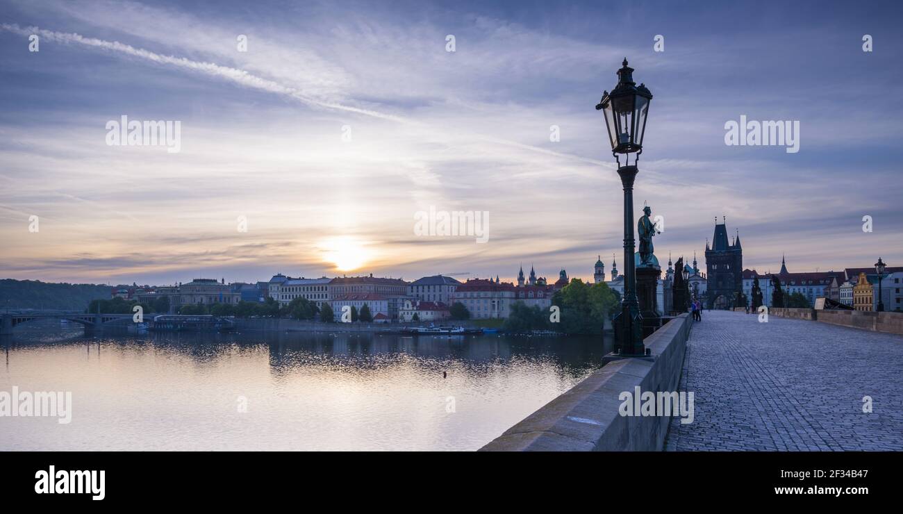 Geografia / viaggio, Czechia, Ponte Carlo con la torre del ponte della città vecchia, patrimonio dell'umanità dell'UNESCO, Praga, Czechia, libertà di panorama Foto Stock